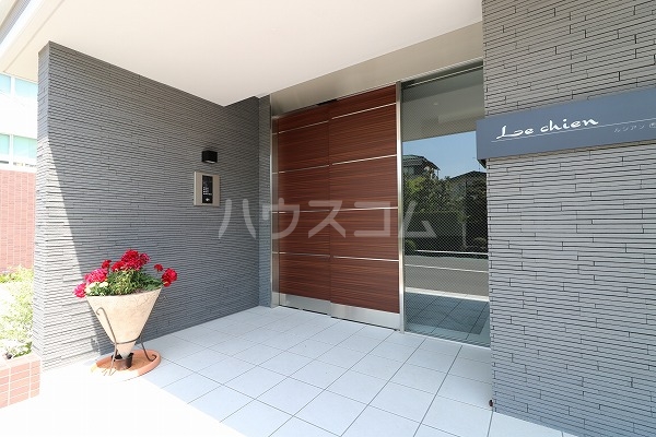 23/27 エントランス