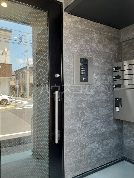 23/27 エントランス