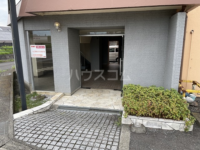 26/28 エントランス