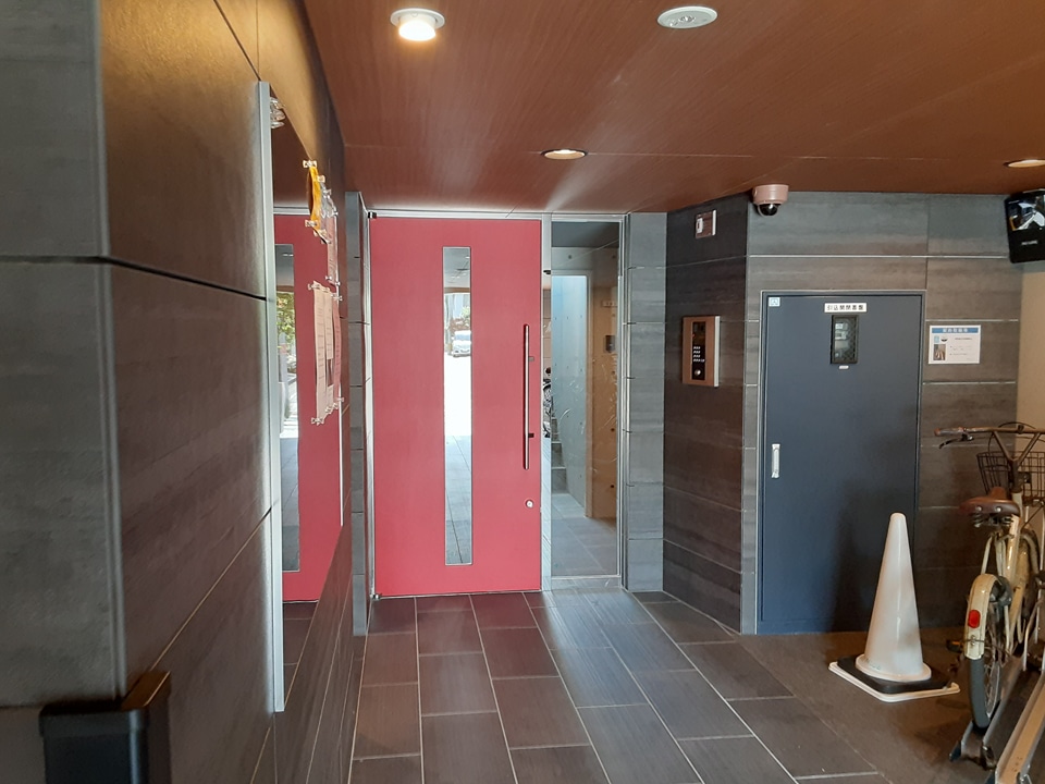 23/28 エントランス