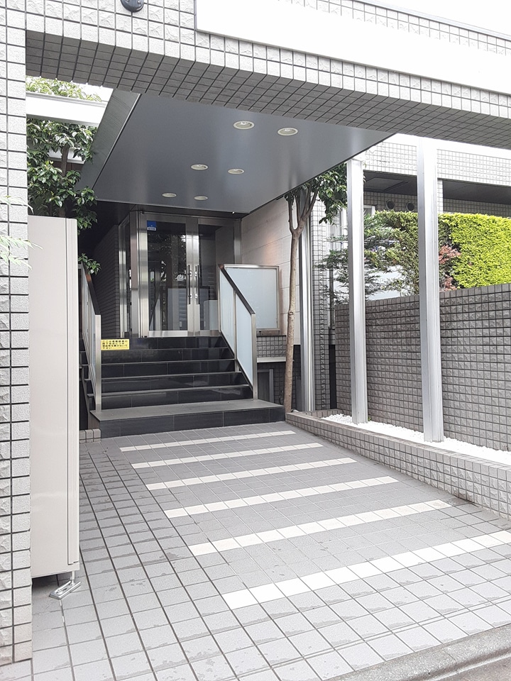 27/30 エントランス