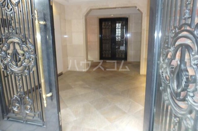 19/27 エントランス