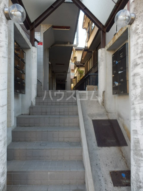 22/28 エントランス