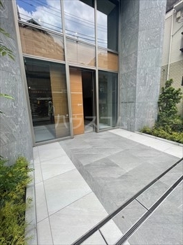 23/25 エントランス