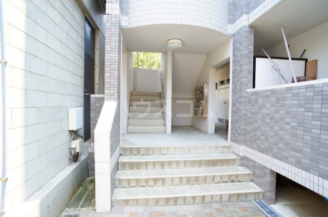 28/30 エントランス