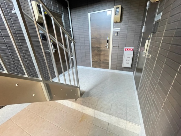 27/30 エントランス