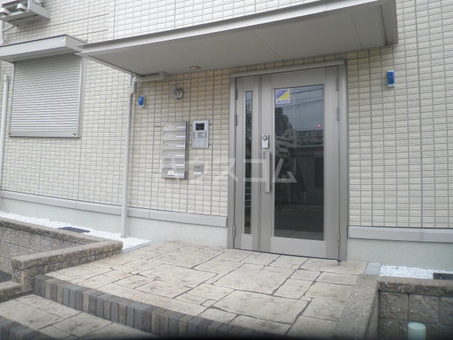 23/28 エントランス