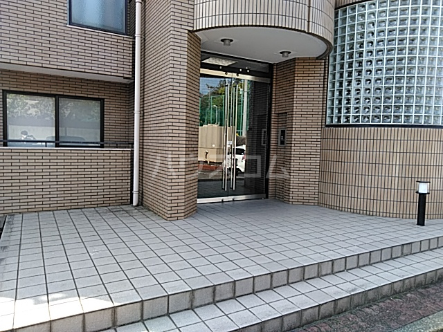 27/30 エントランス