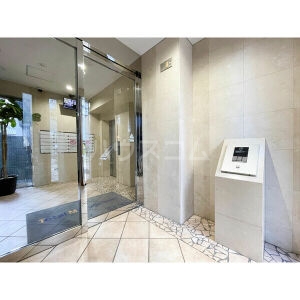 27/30 エントランス