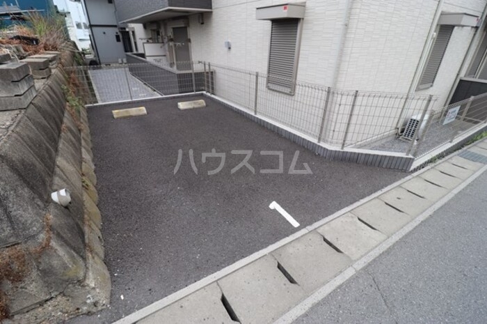 18/28 駐車場