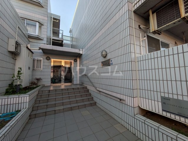 28/30 エントランス