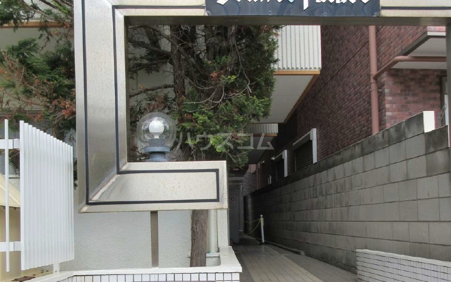 16/20 エントランス