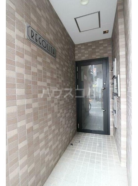 23/28 エントランス