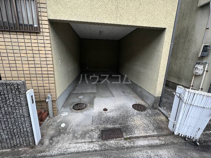 27/30 駐車場