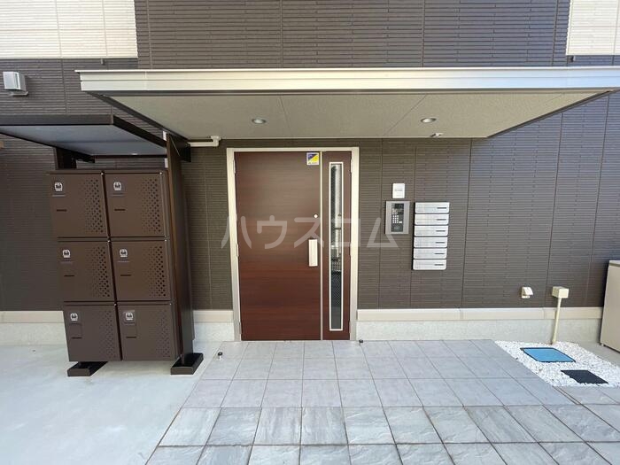 18/23 エントランス