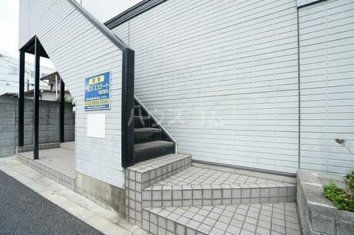 16/19 エントランス