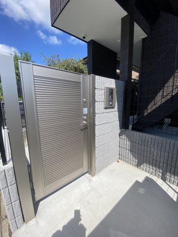 23/30 エントランス