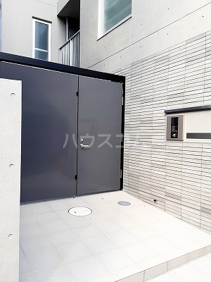 28/30 エントランス