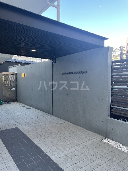 21/30 エントランス