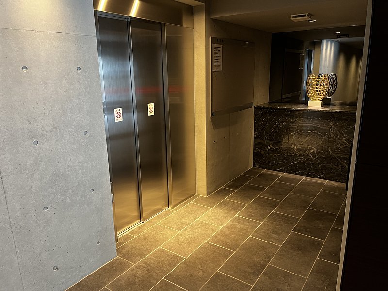 18/27 エントランス