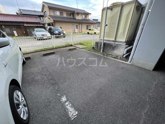 27/30 駐車場
