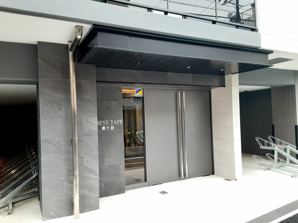 28/30 エントランス