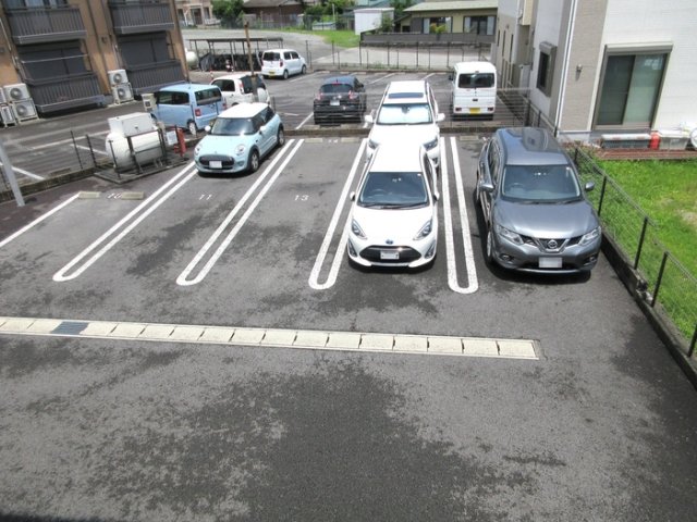 17/17 駐車場