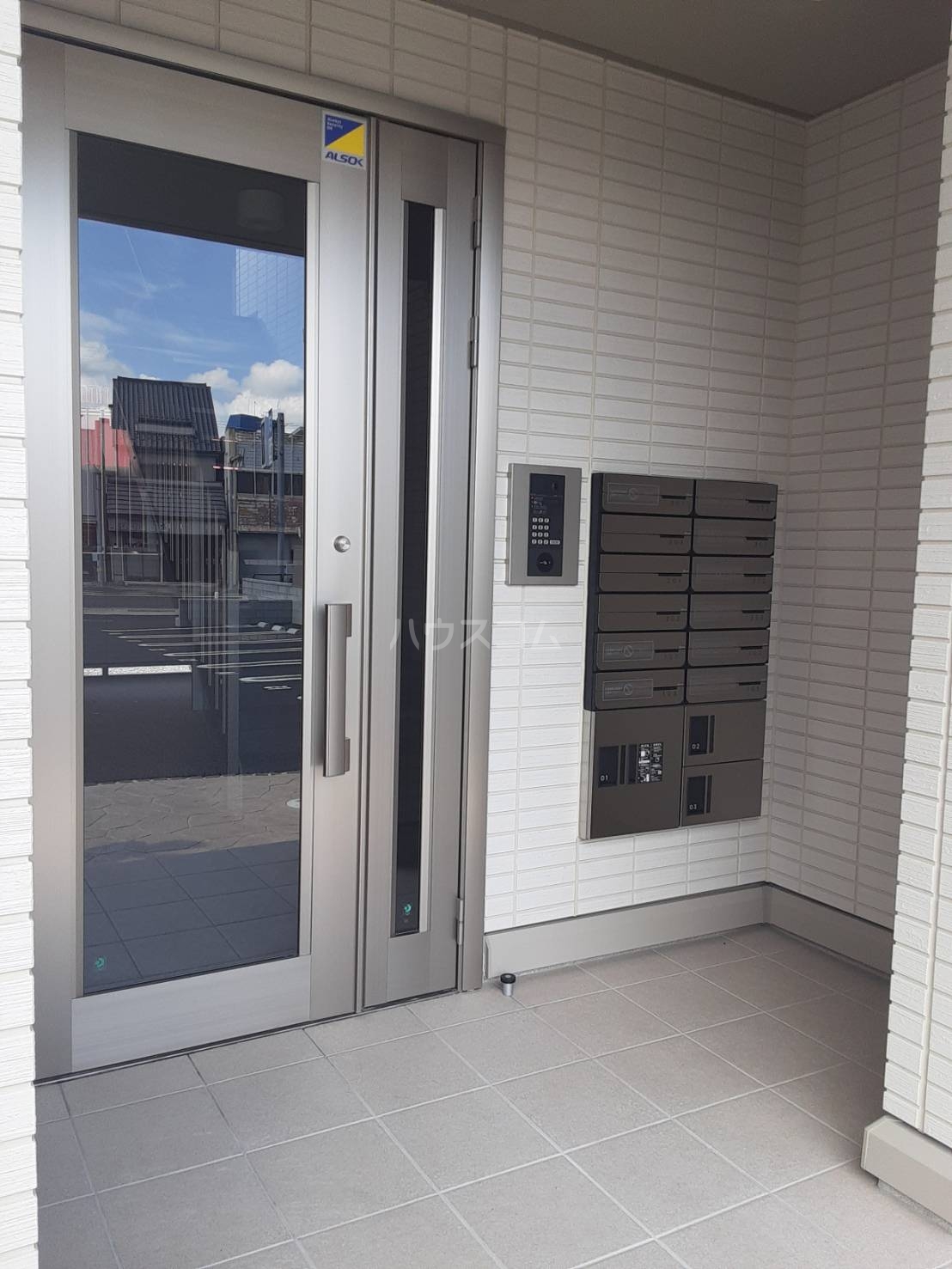 23/30 エントランス