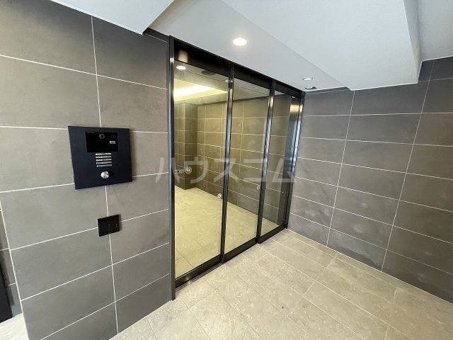 22/27 エントランス