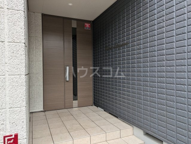 23/28 エントランス