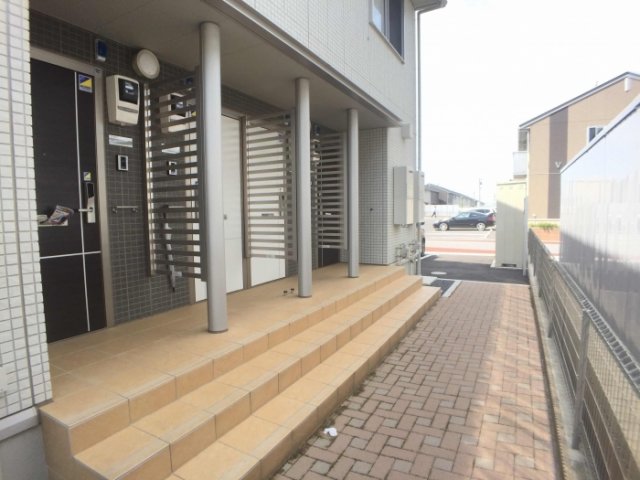 23/30 エントランス