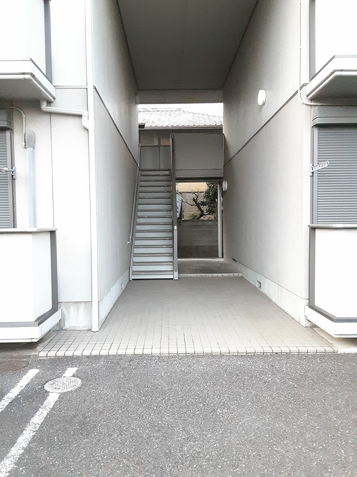 24/30 エントランス