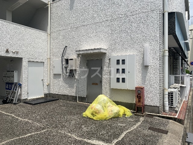 23/28 エントランス