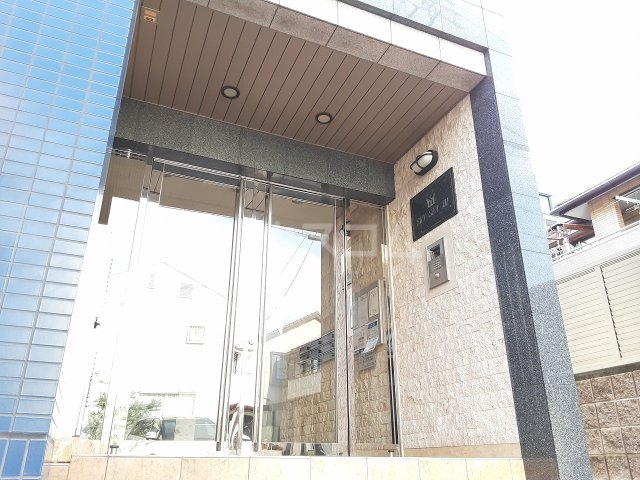 27/30 エントランス