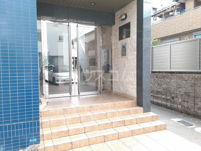 26/29 エントランス