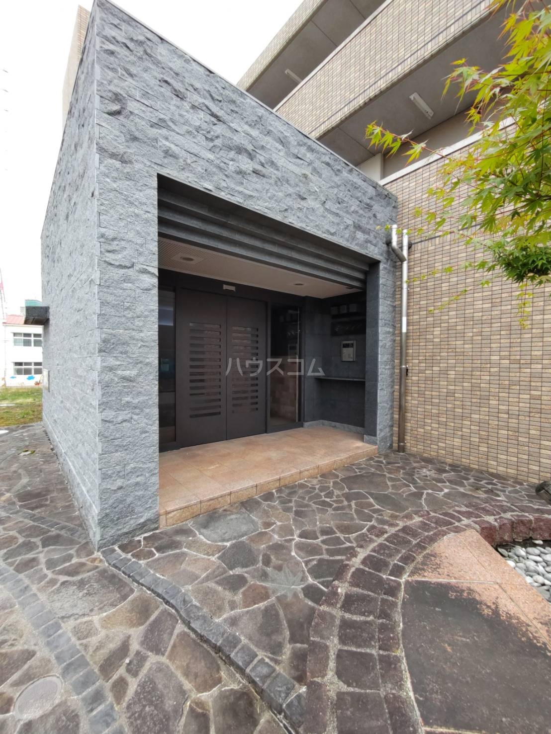 24/30 エントランス