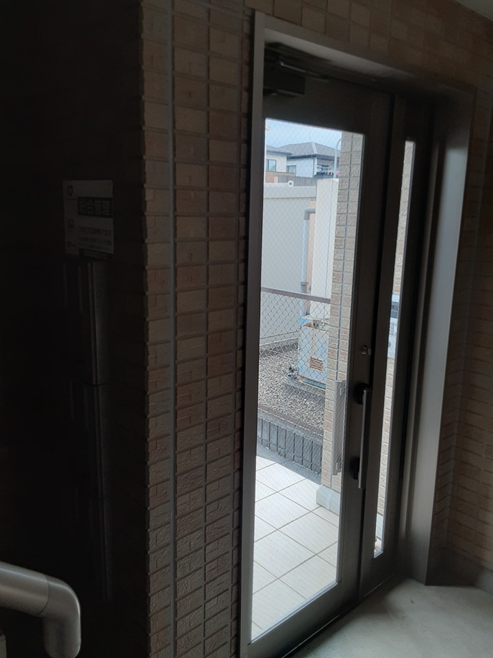 18/27 エントランス