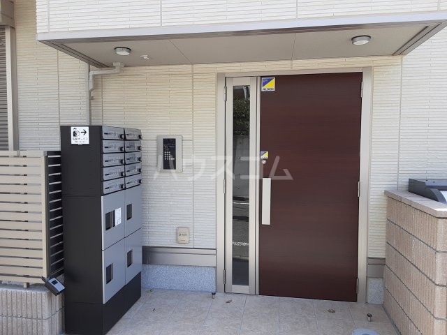 27/30 エントランス