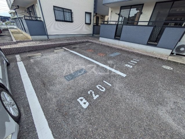 27/30 駐車場