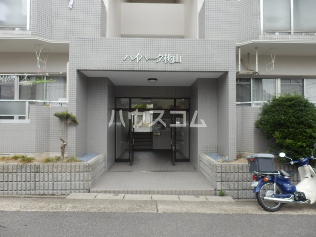 27/30 エントランス