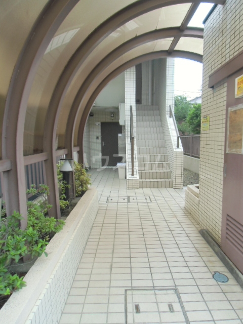 27/30 エントランス