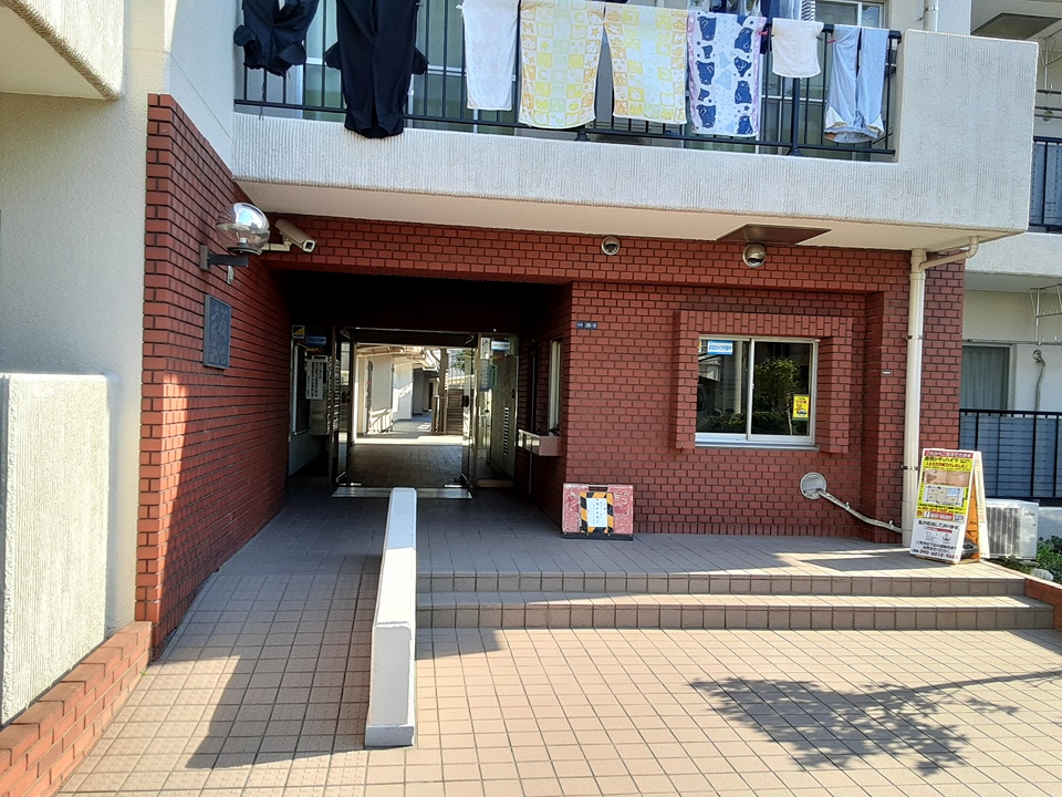 27/30 エントランス