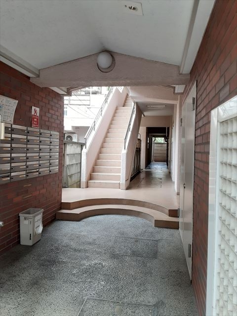 25/27 エントランス