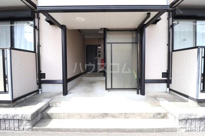 13/18 エントランス