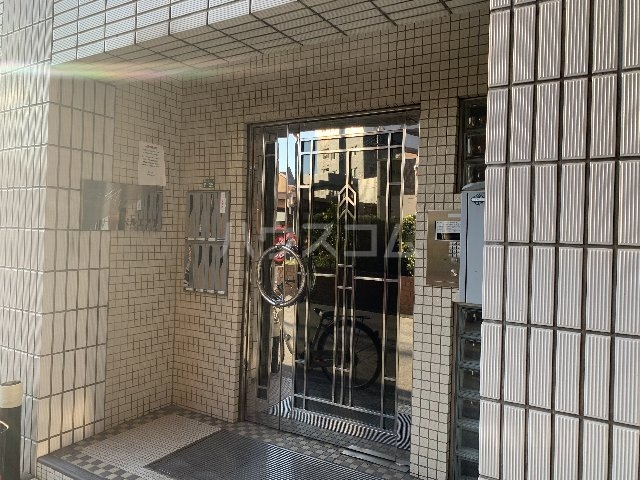 24/30 エントランス