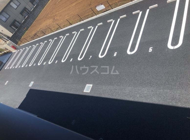 18/27 駐車場