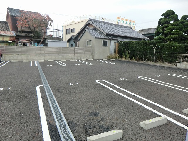 18/28 駐車場