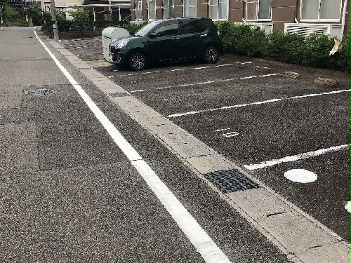 27/30 駐車場