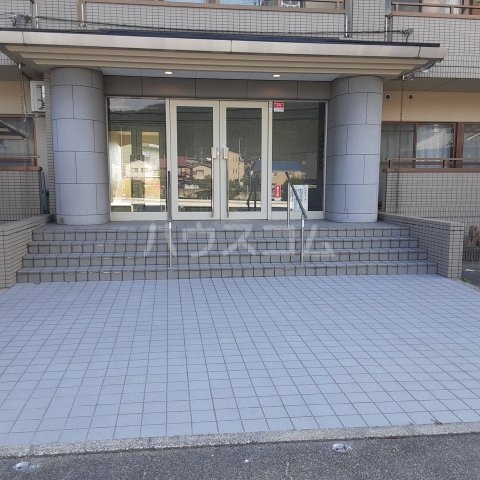 27/30 エントランス