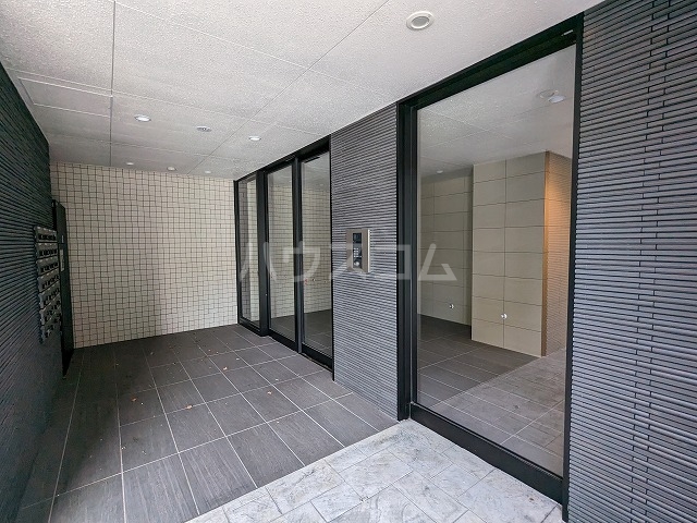 27/30 エントランス